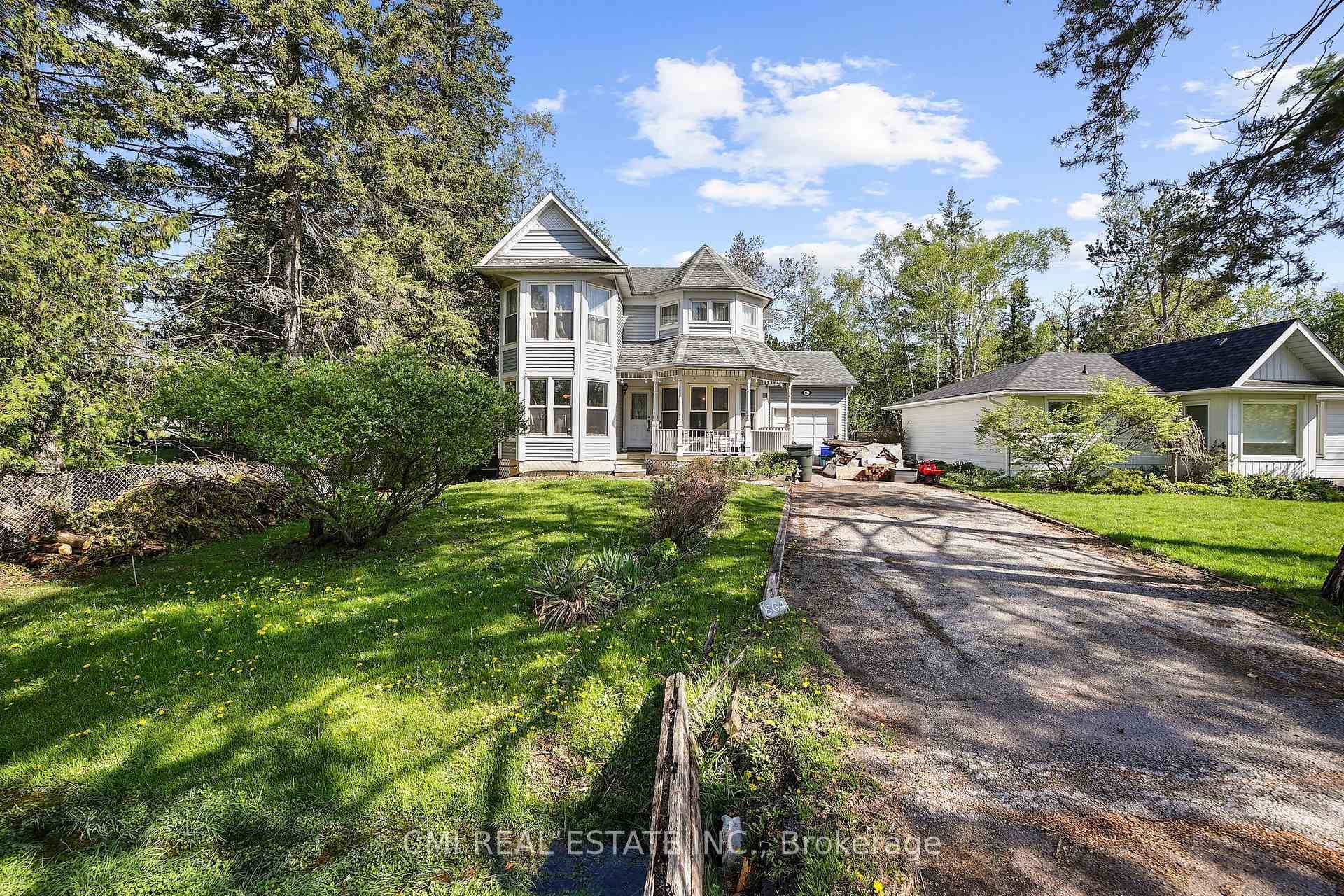 Charismatic Country home offering 4 1bed, 4 bath w finished sep entrance in law suite, approx 3000 sqft of living space situated on a generous 58x166ft lot located on the ...