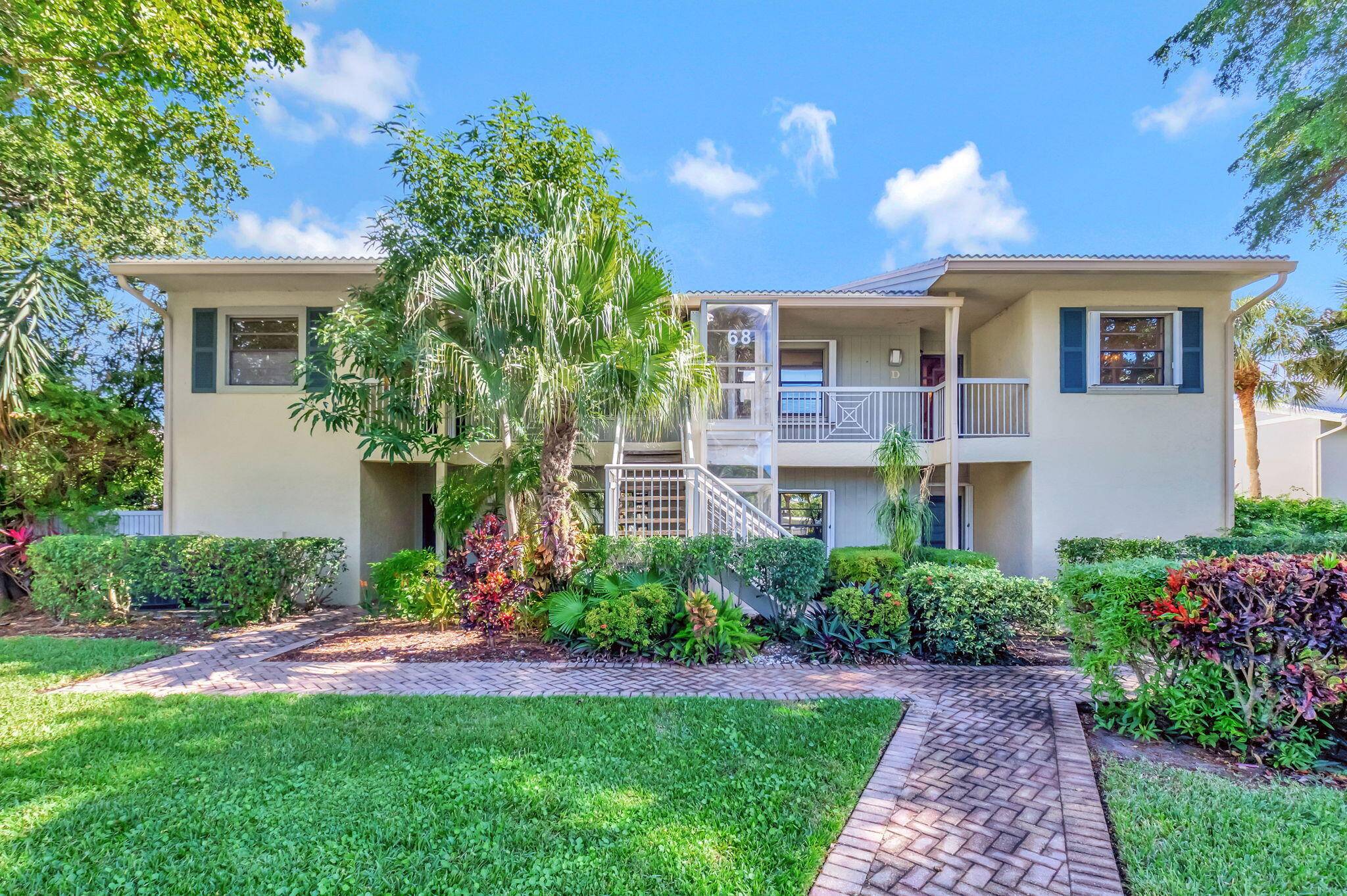 Step into this light filled, open concept condo that effortlessly combines style functionality.