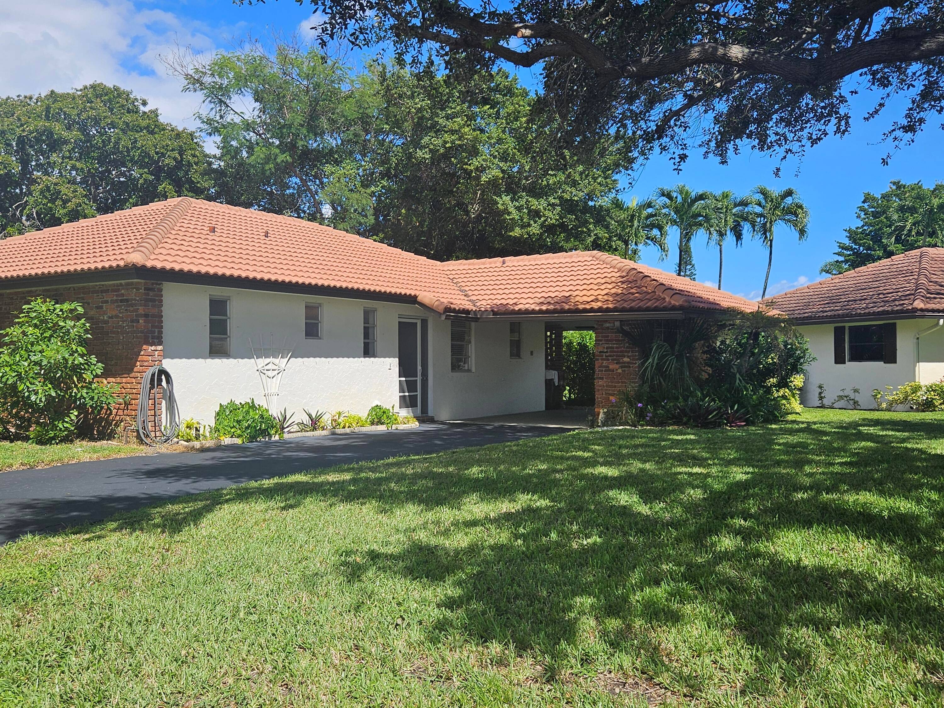 COZY COMMUNITY IN EAST BOCA RATON !