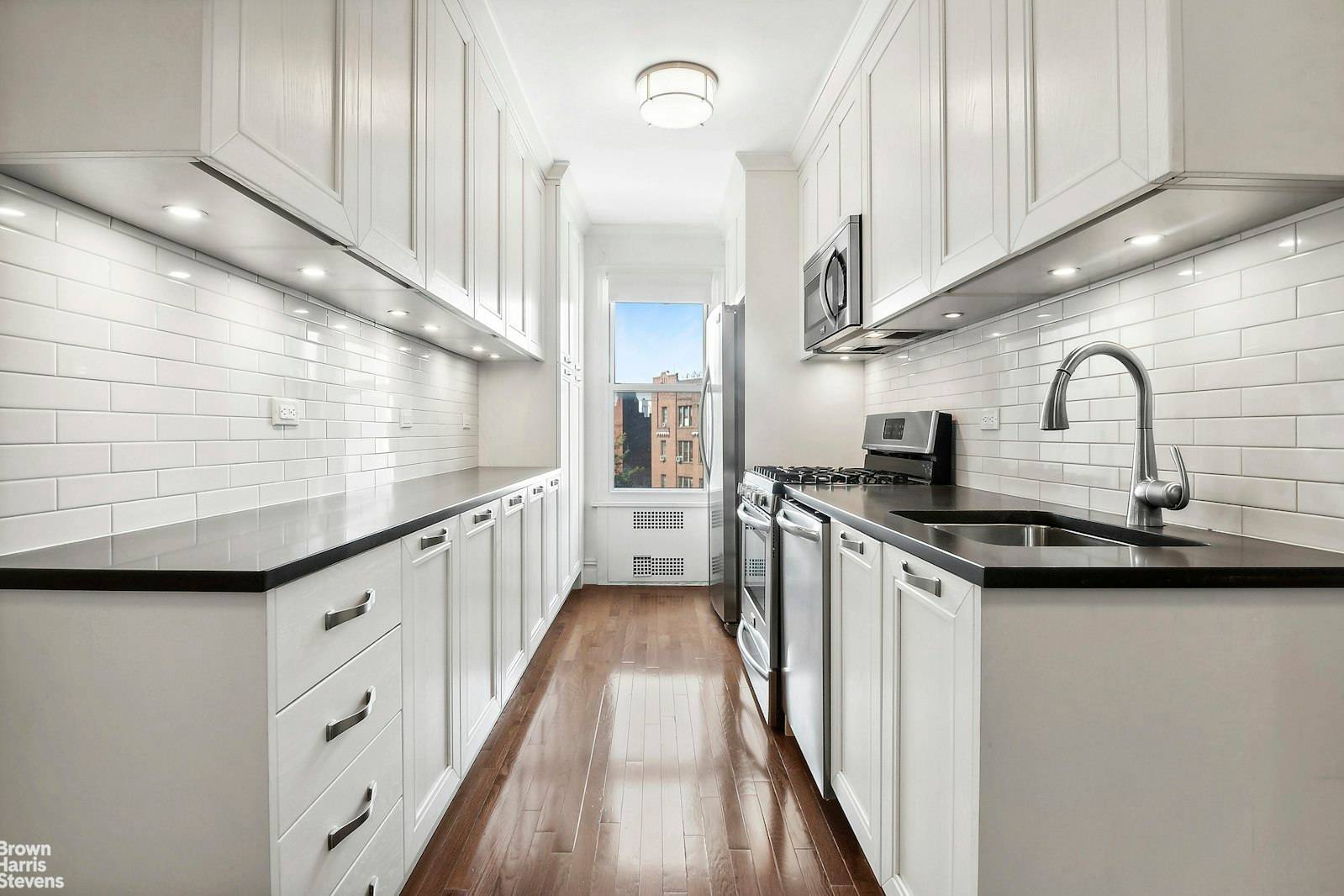 Stunning renovated corner 1127sq ft 2 Bed at Washington PlazaWelcome to this expansive, modern home with espresso hardwood strip floors throughout.
