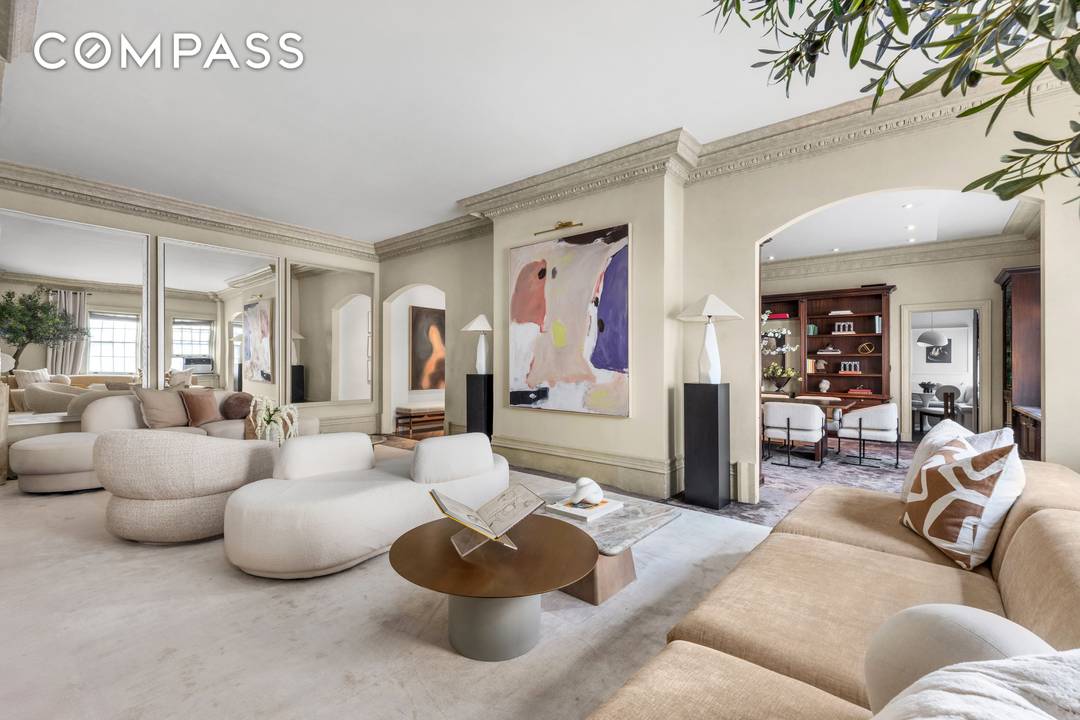 Historic and Elegant Residence in a Landmark Building Welcome to Residence 3W, a gracious and expansive home in the iconic 45 East 66th Street.