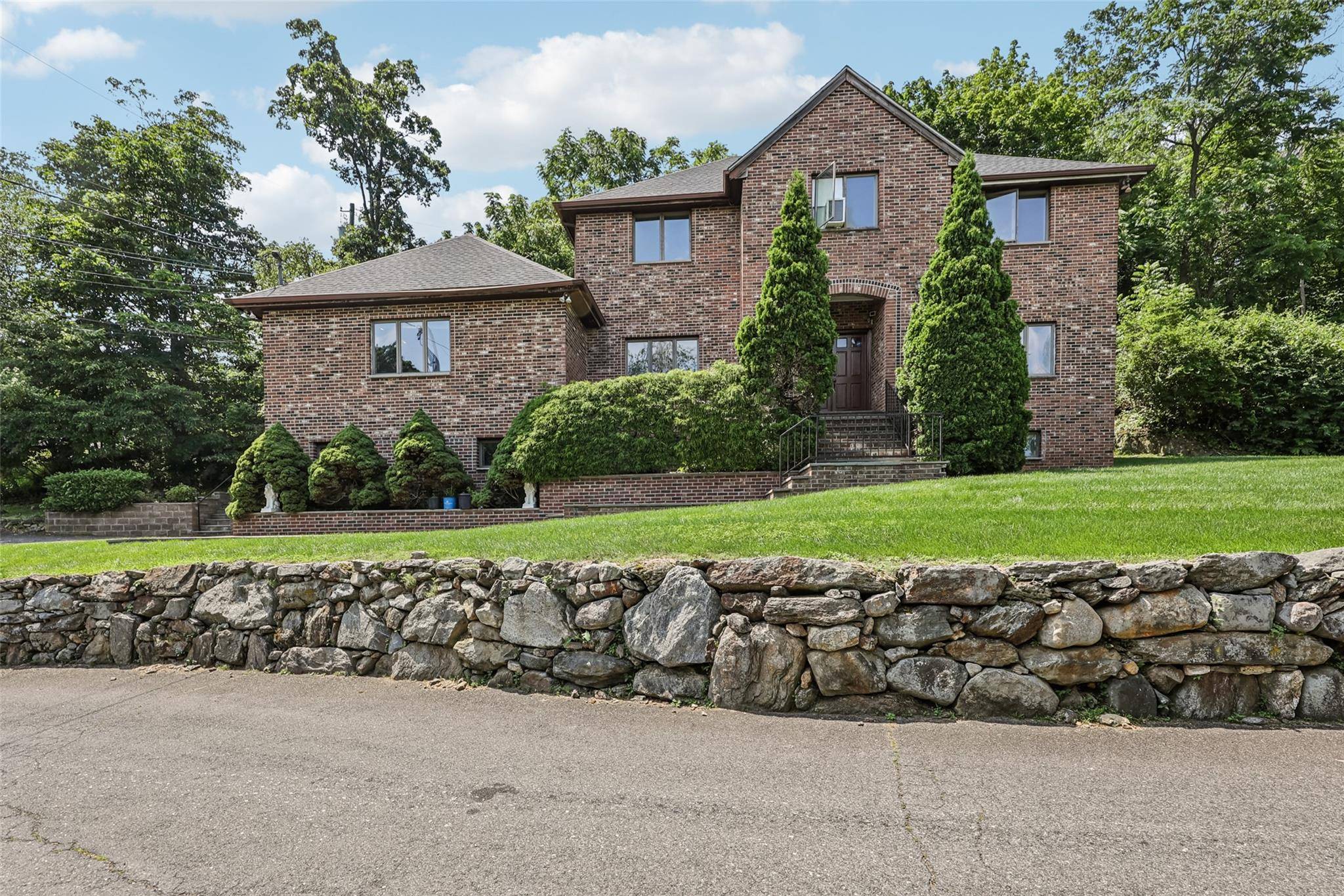 Welcome to 1 Thomas Court, Scarsdale, constructed in 1995, where space, style, and location converge.