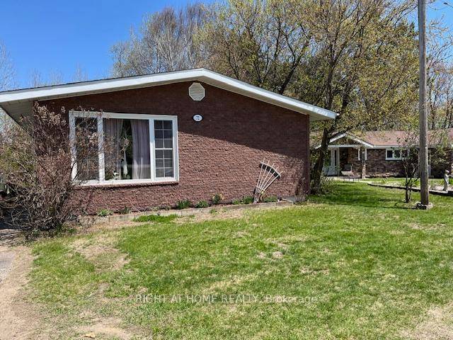 Solid 3 bedroom 2 bathroom bungalow in central Barry's Bay.