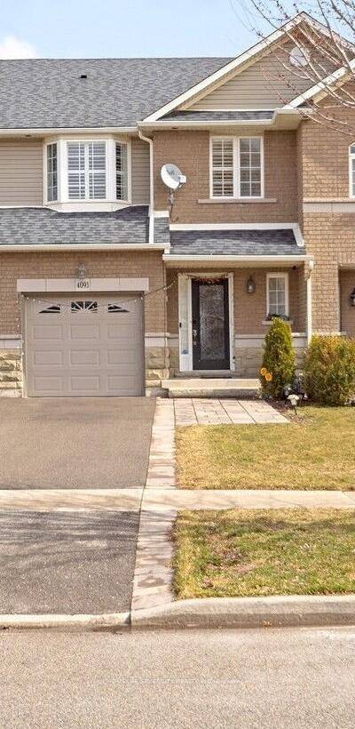 Gorgeous 3 Bedrooms Luxury Freehold Town House in the highly sought after Millcroft community !