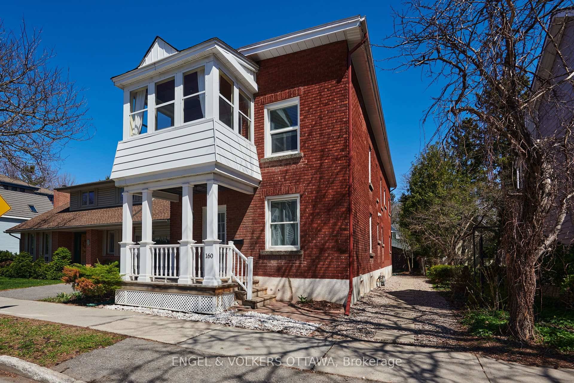 This bright, spacious two bedroom apartment in the highly sought after New Edinburgh neighborhood is impeccably maintained and ready to move in.