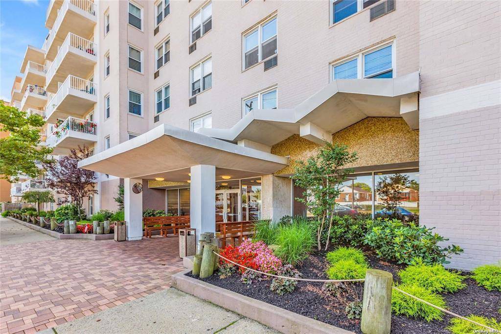 Welcome to the Long Beach Waterfront, living at its finest !