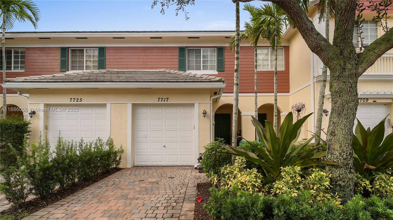 Beautiful and spacious townhouse in the heart of Davie !
