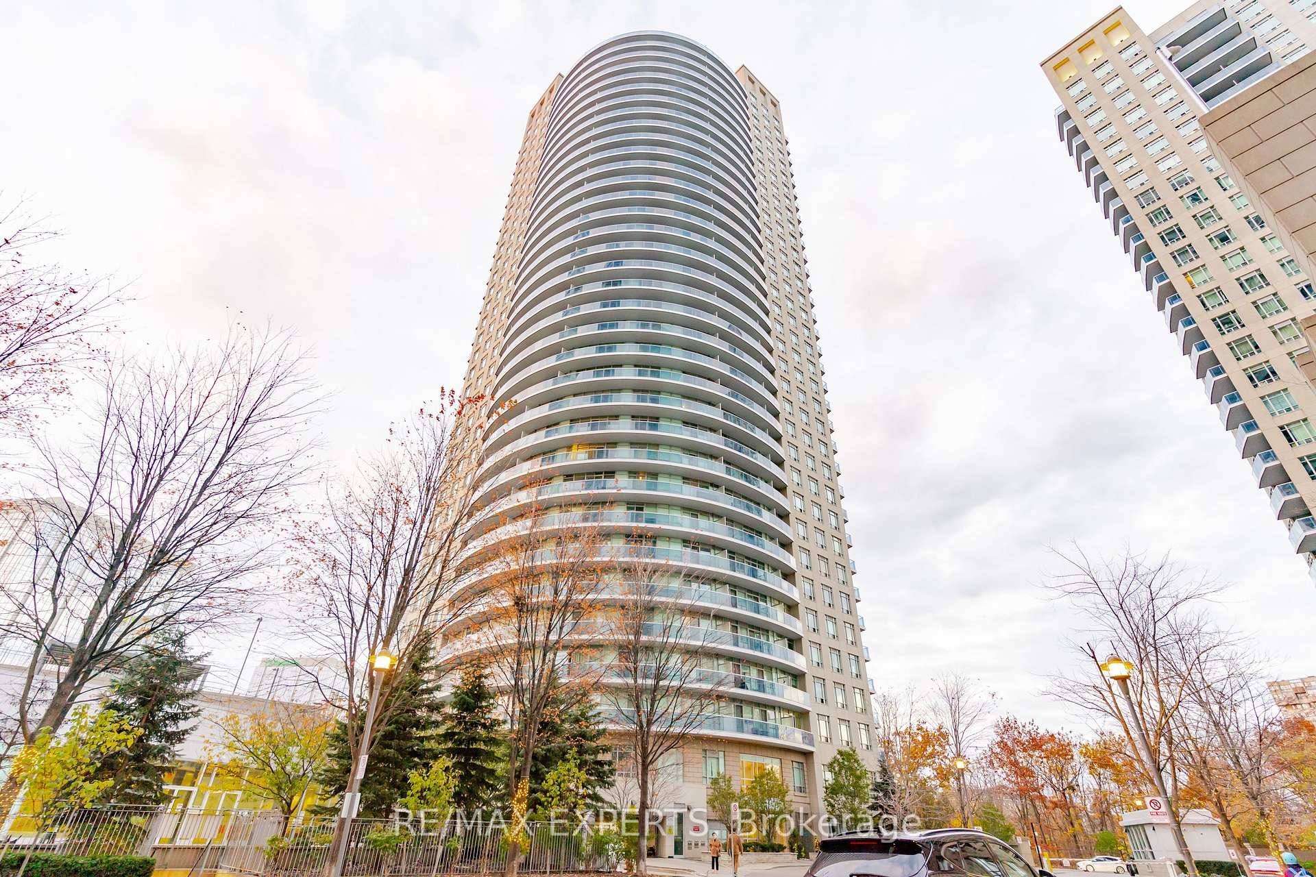 Bright 1 1 Bedroom Condo in heart of Mississauga With Open concept Stunning View.