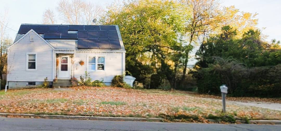 Welcome to this spacious single family home located in a desirable Milford neighborhood.