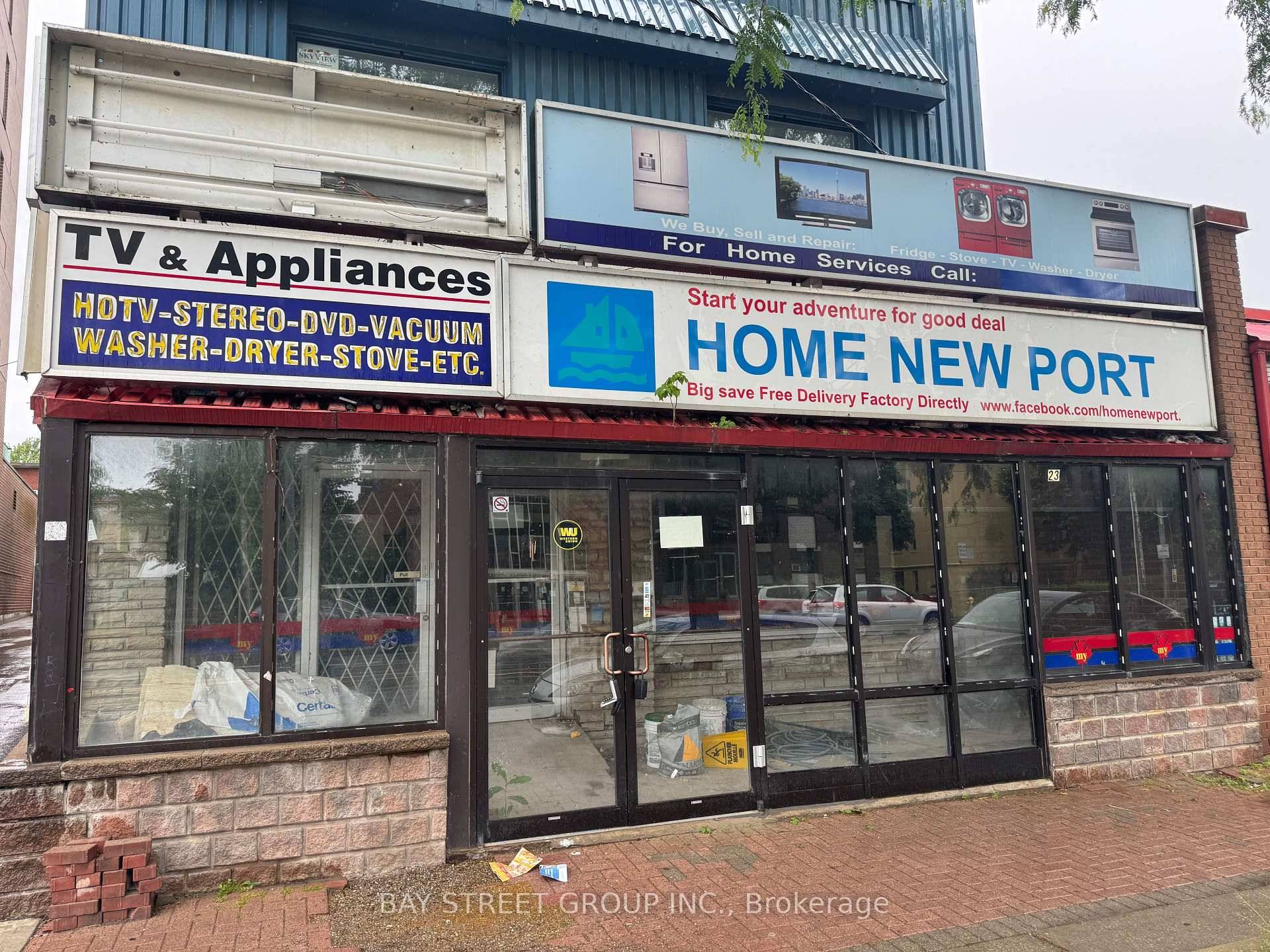 Large Spacious Retail Store With Excellent 33 Ft Frontage On Lake Shore Blvd W.