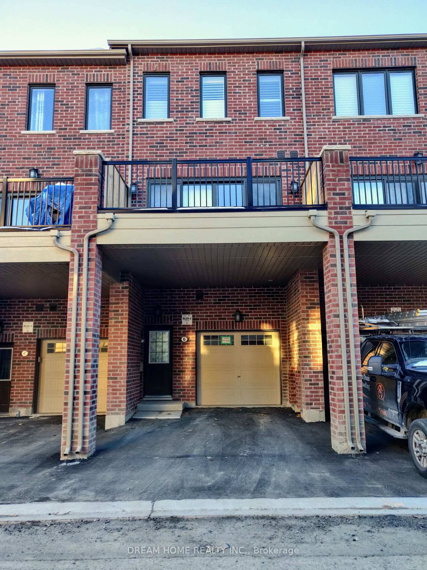 Luxury Freehold Townhome In The Prestigious Victoria Square.