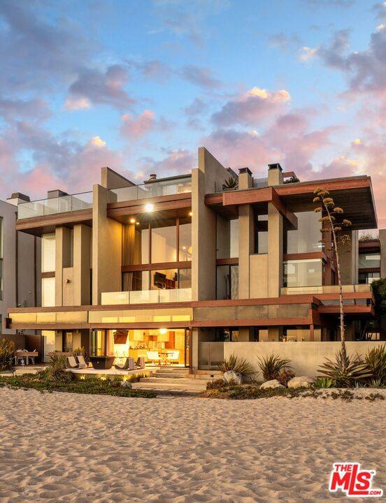 3817   Ocean Front Walk 4BR Marina Del Rey La