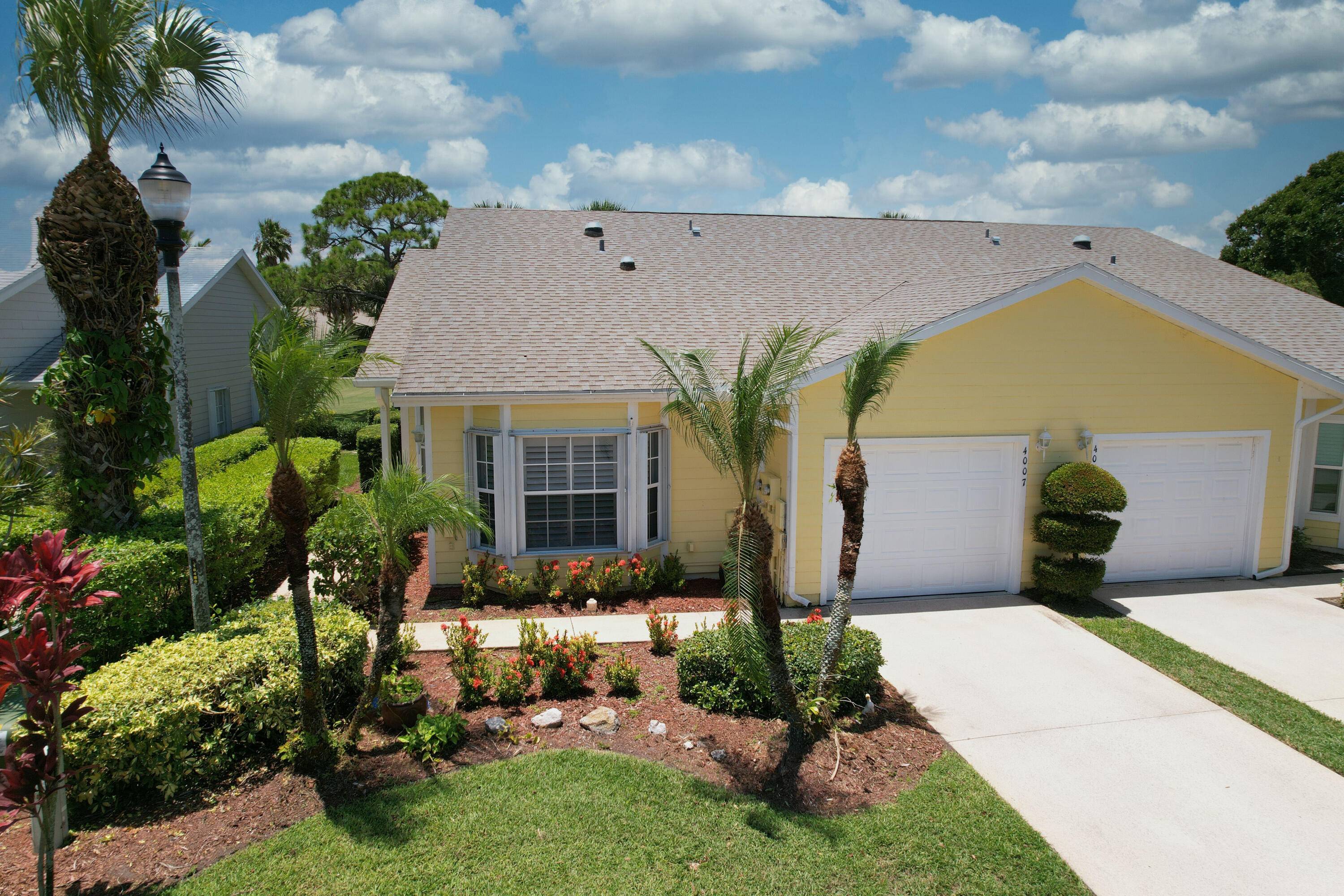 Gorgeous Upgraded Villa Overlooking the Gator Trace Golf Course.