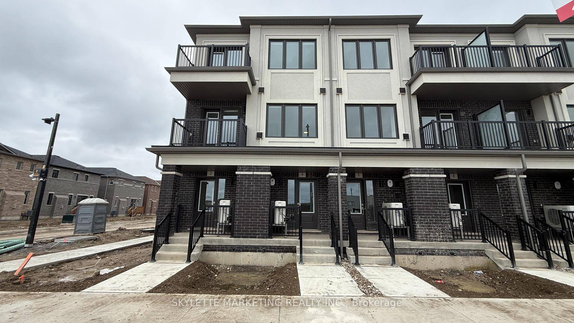 END UNIT ! Excellent Location !