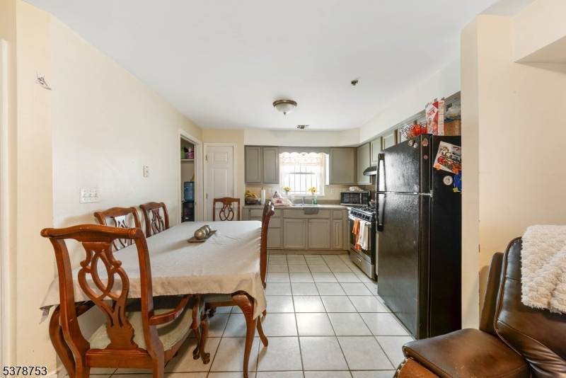 Exceptional 3 Family residence in the heart of Newark !