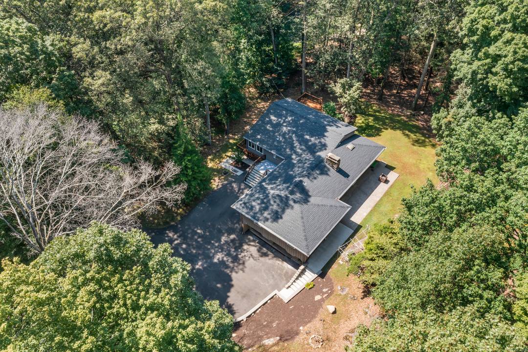 Tucked into the quiet elegance of Lower Easton, 83 Buck Hill Road blends mid century modern design with thoughtful contemporary updates.