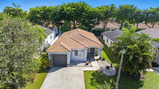 Welcome to this charming home in the desirable Olympia amp ; York Residential community of Deerfield Beach.