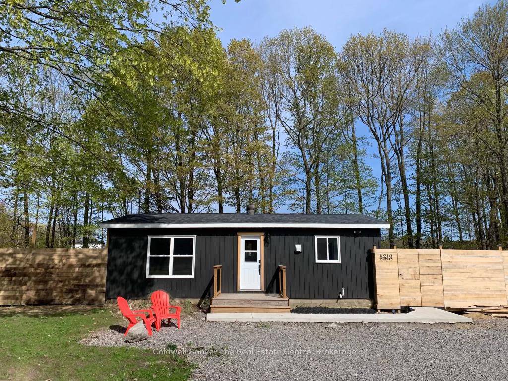 Welcome to 210 Jones Road, a beautifully renovated bungalow nestled in a prime Gravenhurst location.