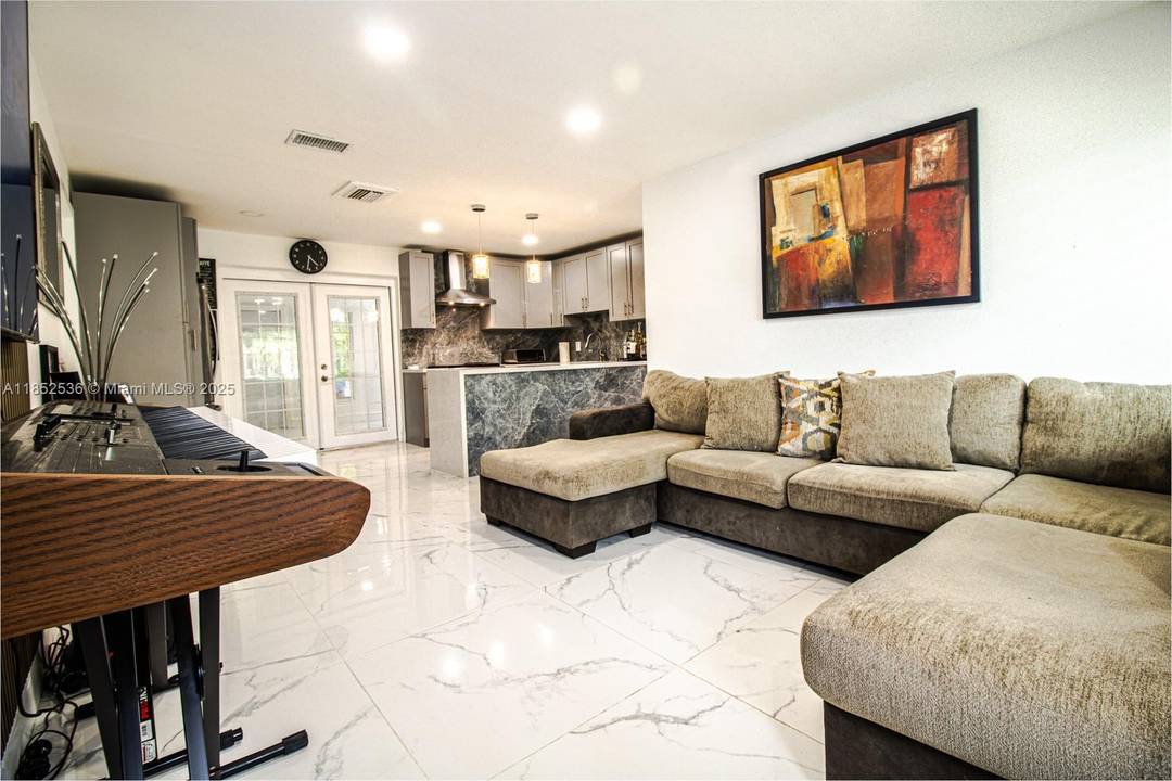 Great investment opportunity property rented until October 2026.