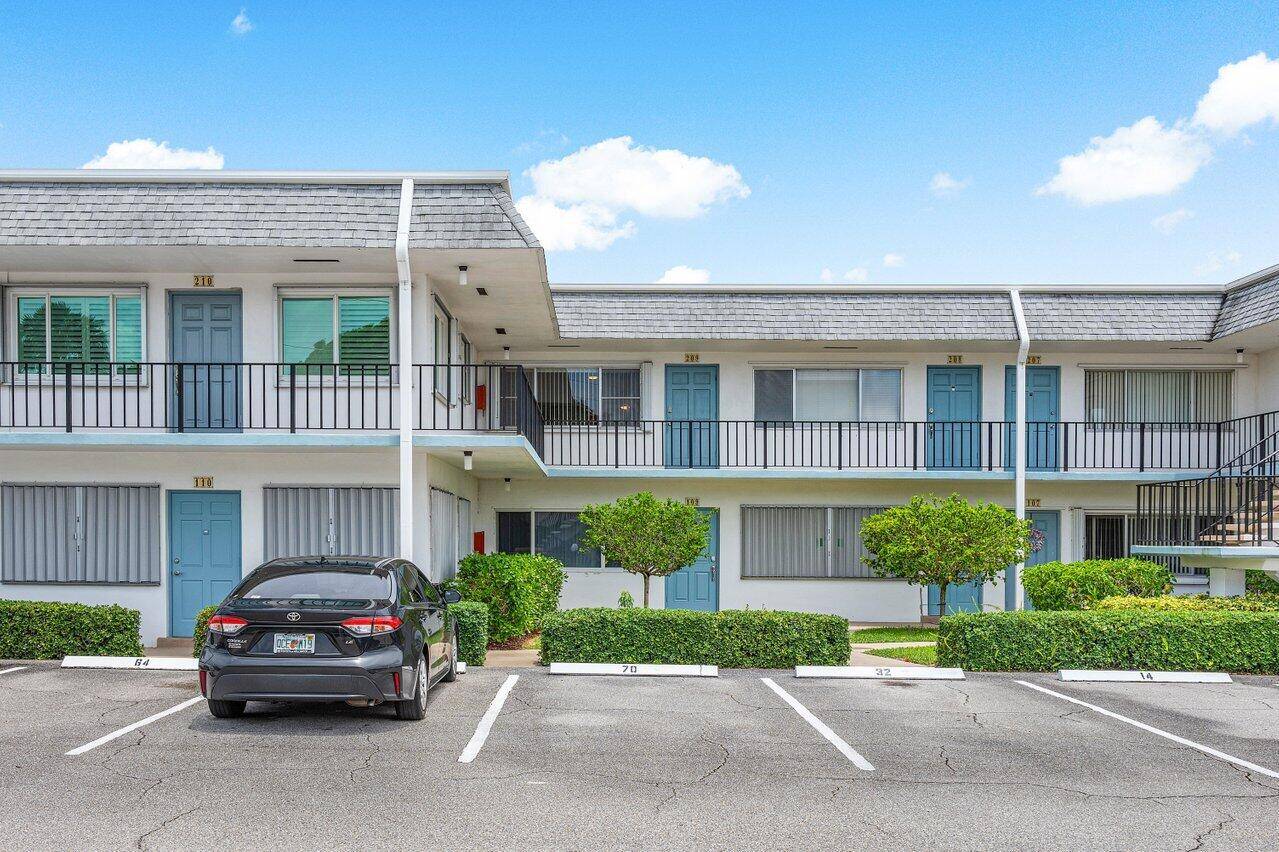Welcome to this beautiful 1 bedroom, 1 bathroom condo completely updated in 2024 and located in the highly sought after community of Murry Hills.
