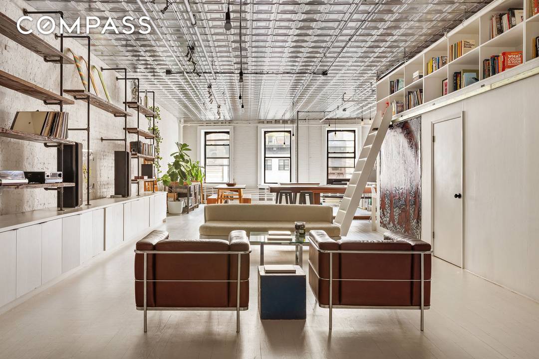 On its own quiet stretch of Howard Street, at the edge of Soho s vibrant energy, Residence 4S is an authentic loft, adeptly renovated to retain its classic sensibility while ...