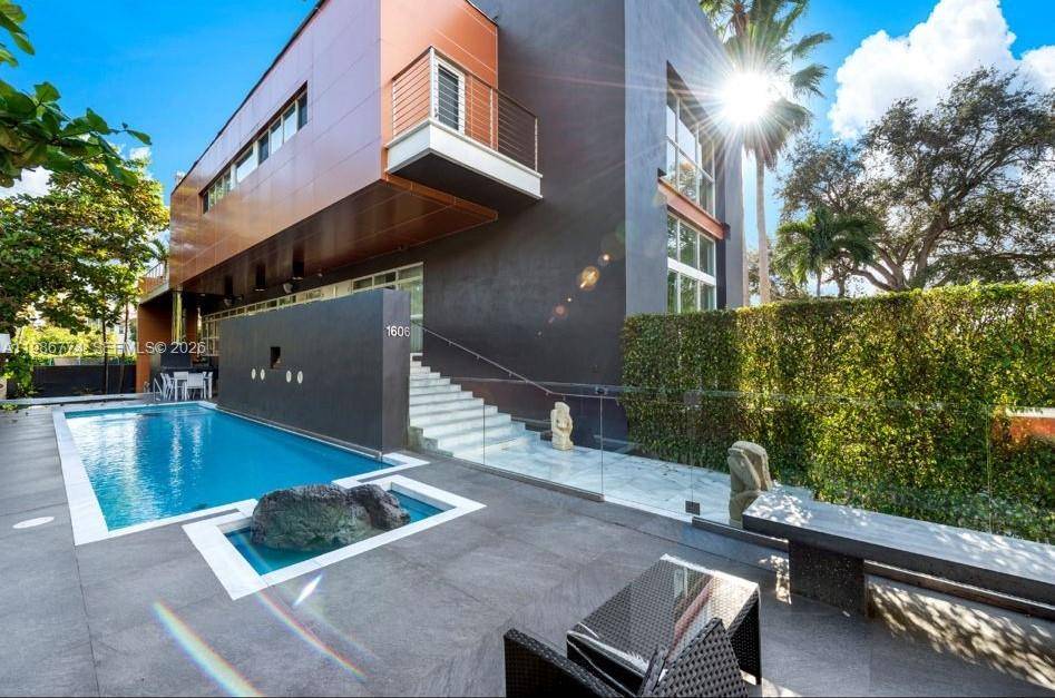Stunning modern residence on prestigious South Bayshore Dr.