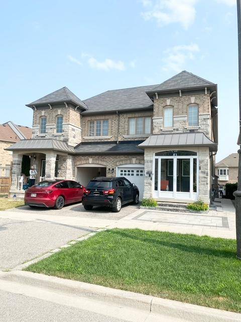 Welcome to Berczy Luxury Semi Detached Townhome, close to 2, 300 SF with 5 Bedrooms, 4 Washrooms, Master Bedroom amp ; 2nd Master Bedroom 2 Ensuites on 2nd Floor.