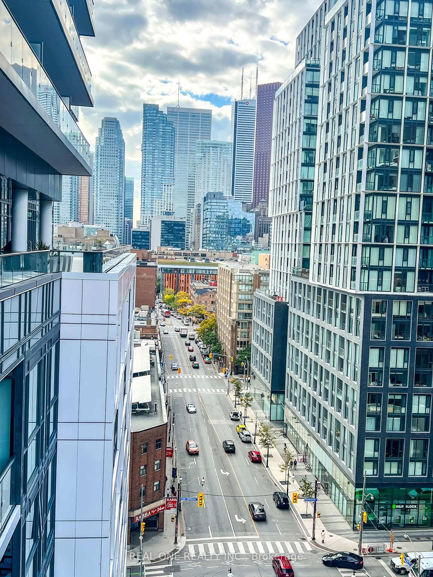 1003E offers sweeping sunrise views of the city and waterfront.
