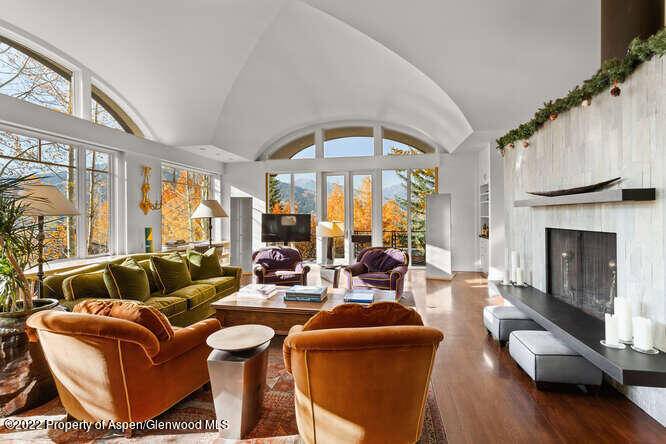 Wonderful Family Home. Spend the summer on top of Red Mountain where the views are breathtaking, the air is cool, complete privacy, and only a few minutes from downtown Aspen.