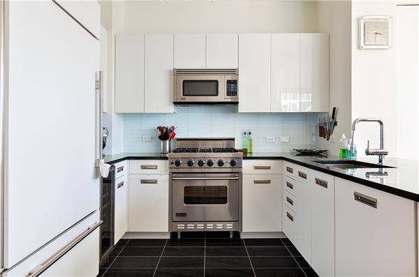 With floor to ceiling windows, you have amazing direct city views including the Empire State Building and Chrysler Building in this gorgeous 2 bed and 2 bath at the luxurious ...