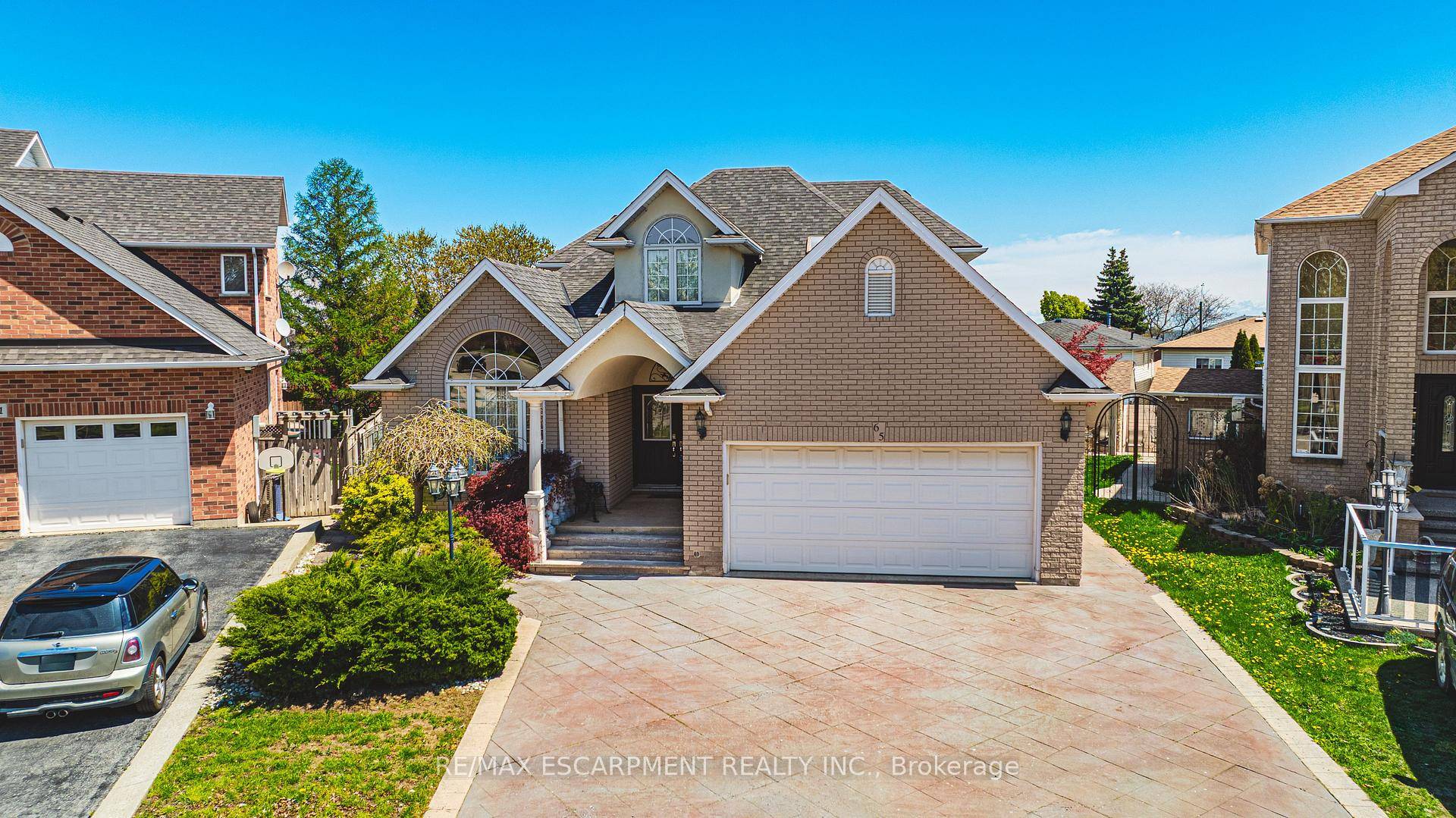 Welcome to this beautifully designed bungaloft nestled in one of Hamilton Mountains most sought after neighborhoods.