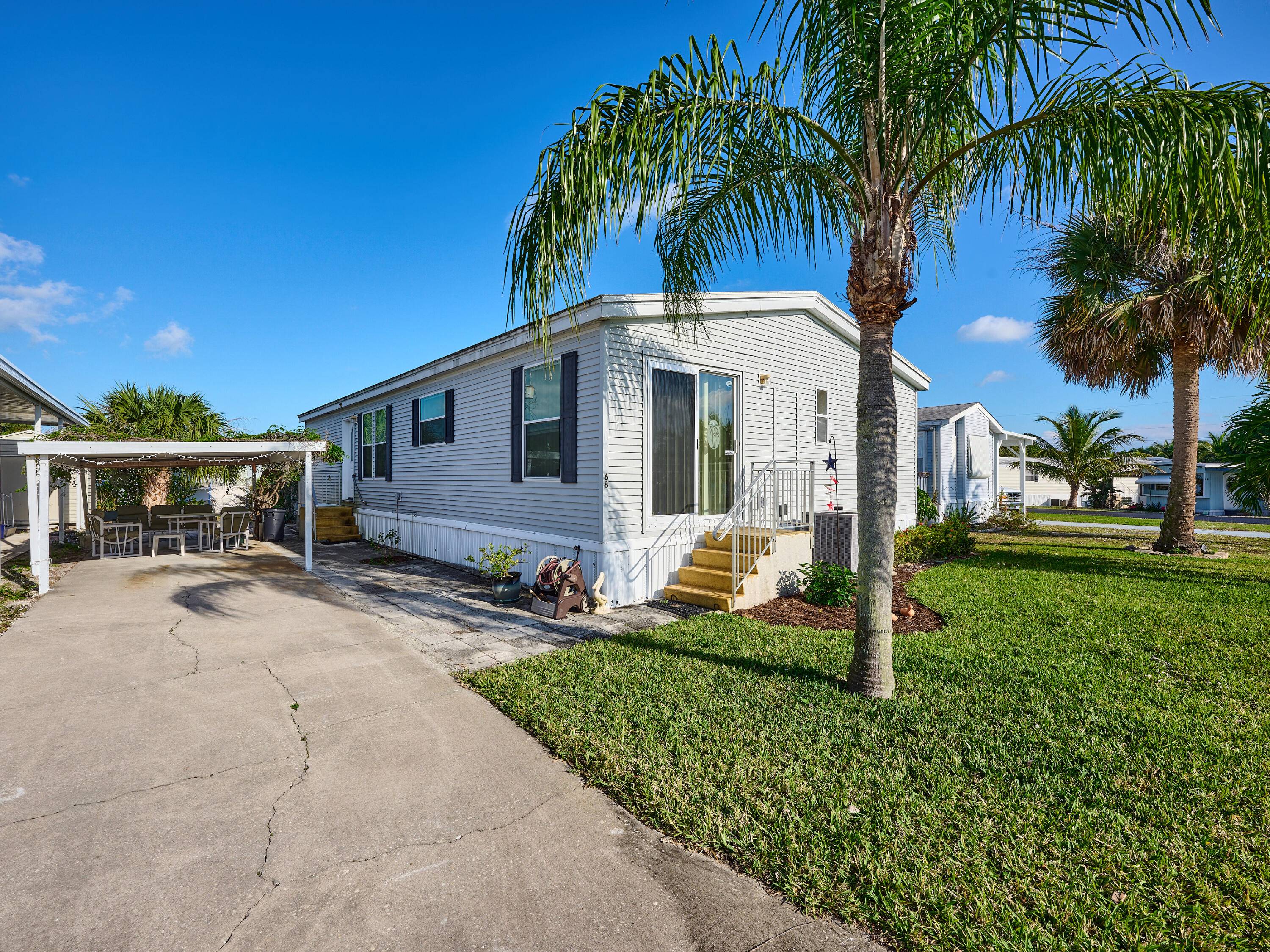 IMMACULATE CONDITION ! 2005 PALM HARBOR 3 BEDRM 2 BATH Manuf home in Woodbridge, 55 CO OP community in Hobe Sound.