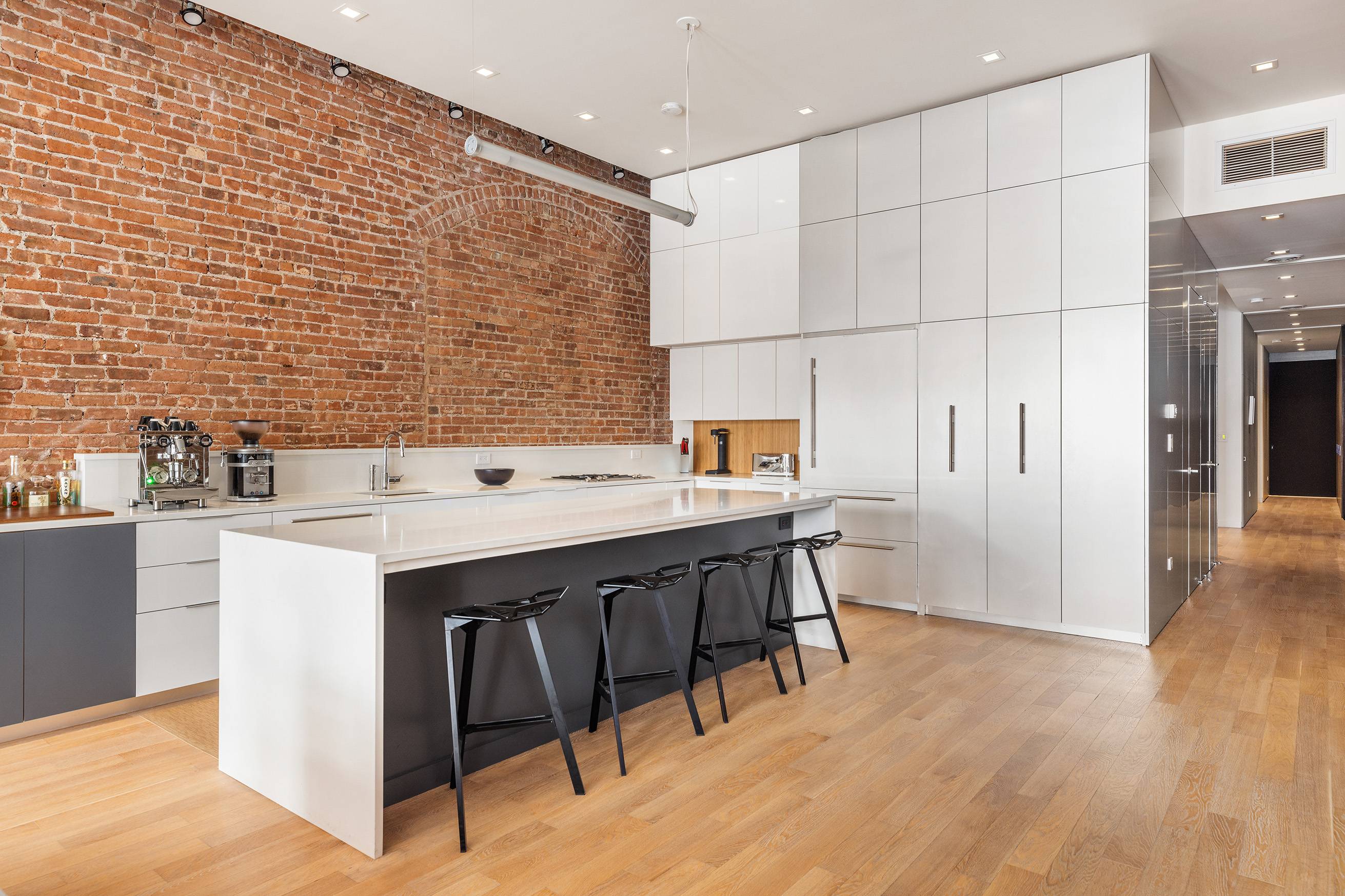 www. 200Mercer2E. com Historic elements and refined contemporary finishes blend perfectly throughout this spectacular, meticulously renovated NoHo loft.
