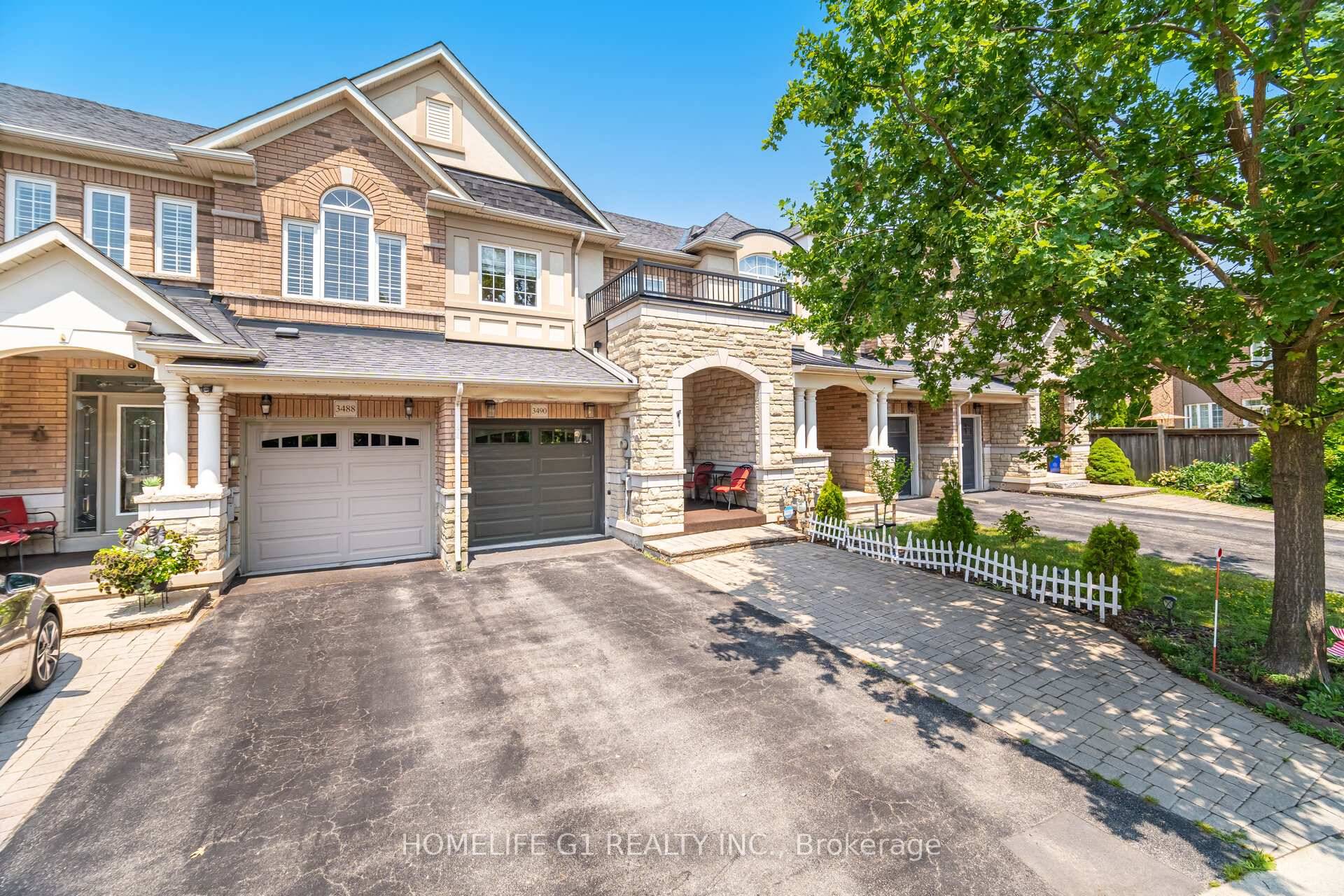 Spectacular 3 Bedroom, 4 Washroom Freehold Townhome With Finished Basement Located In The Prestigious Lakeshore Woods Community.