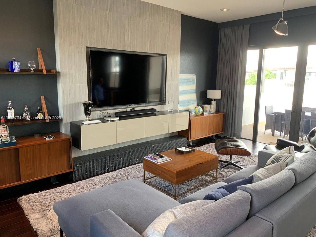GREAT LOCATION AT DOWNTOWN DORAL !
