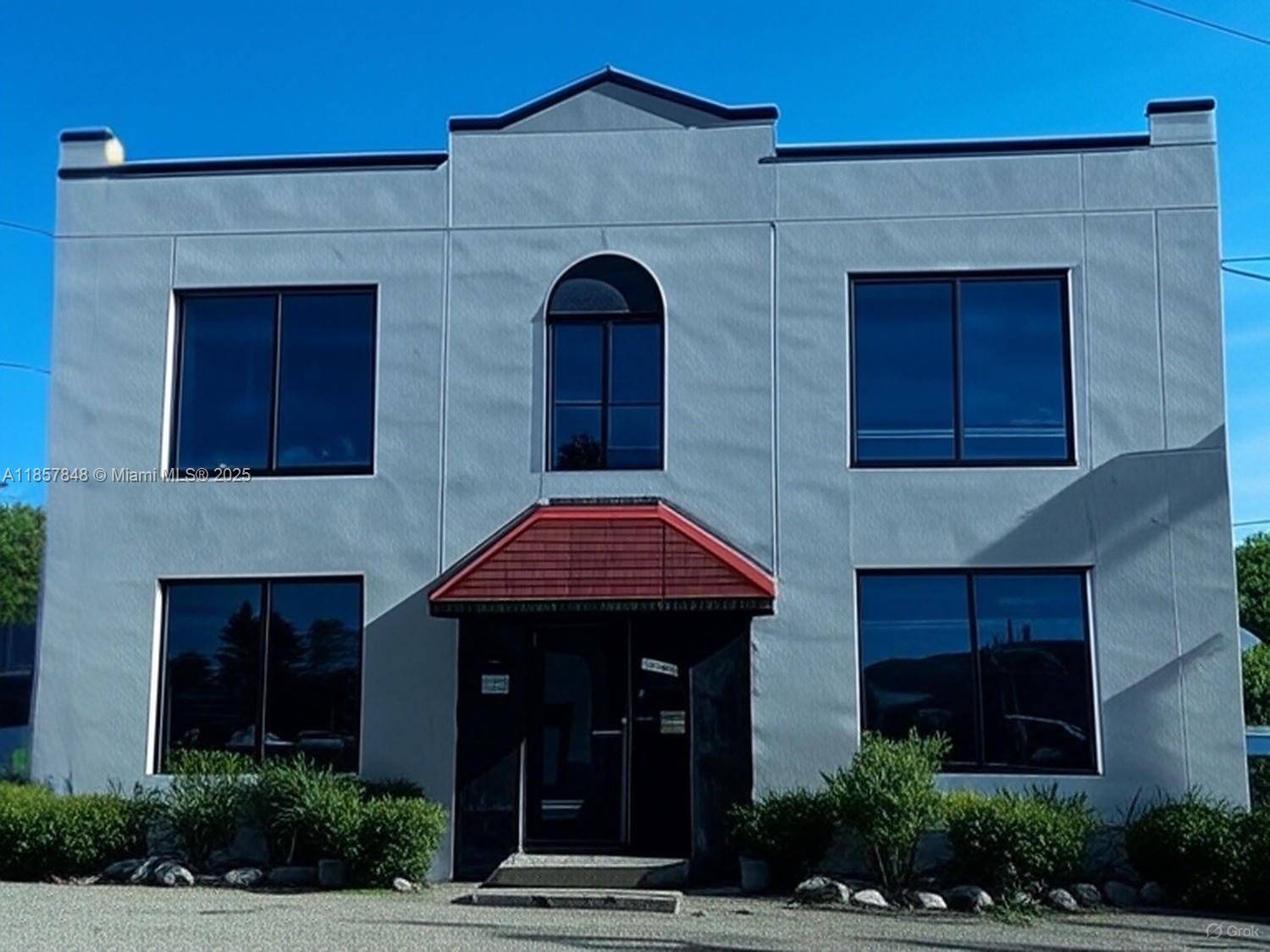 This residential income property in the heart of Miami is a fantastic investment opportunity !