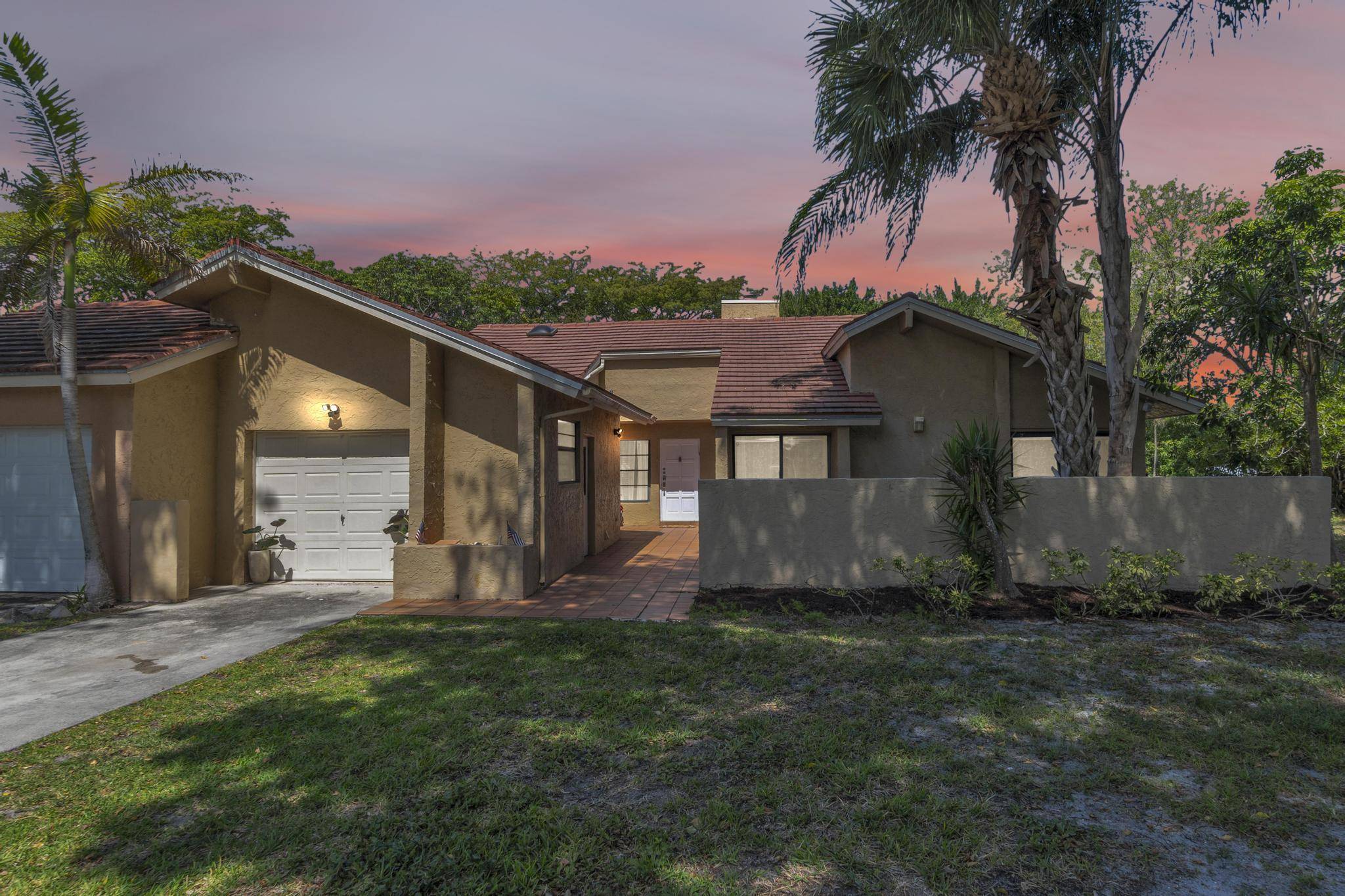Welcome to this beautifully updated 3 bedroom, 2 bathroom villa with a 1 car garage located in the desirable Boca Club Colony community !
