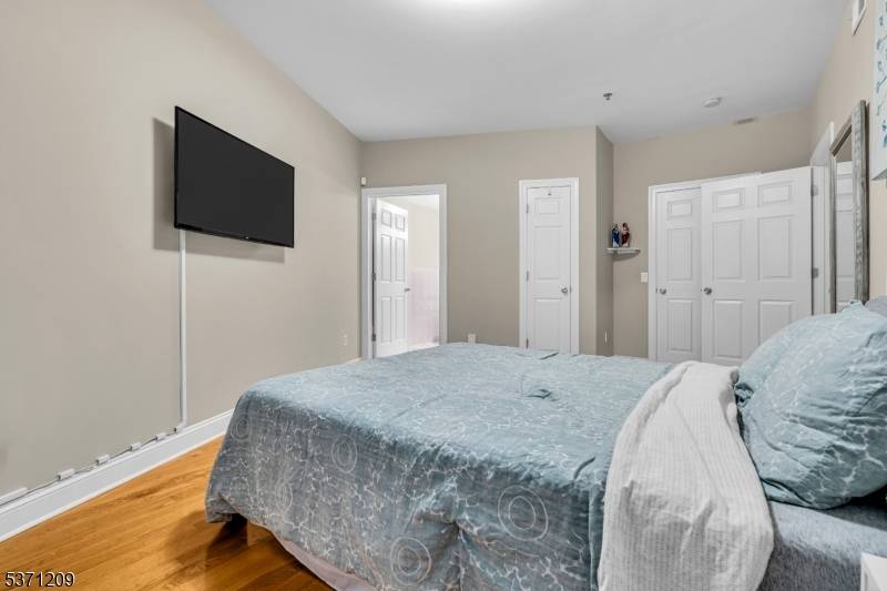 Move right into this beautifully updated 2 bedroom, 2 bath condo, ideally located just a short walk to Penn Station !