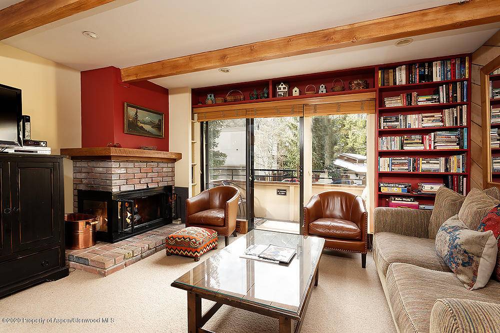 Two level 3 bed, 2 bath deluxe town home has a top floor private deck with views of Aspen Mountain and is only two blocks from the Silver Queen Gondola ...