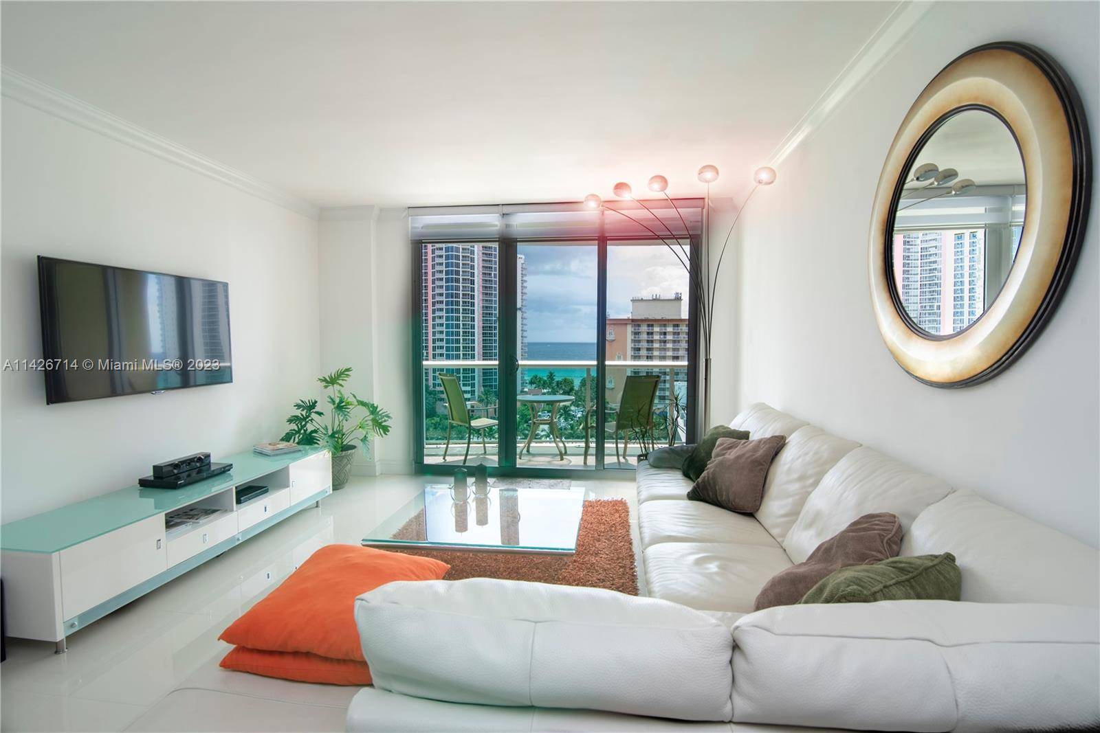 Beautiful Modern 2 bedroom Den 2 bathroom Fully Furnished Seasonal Rental Apartment.