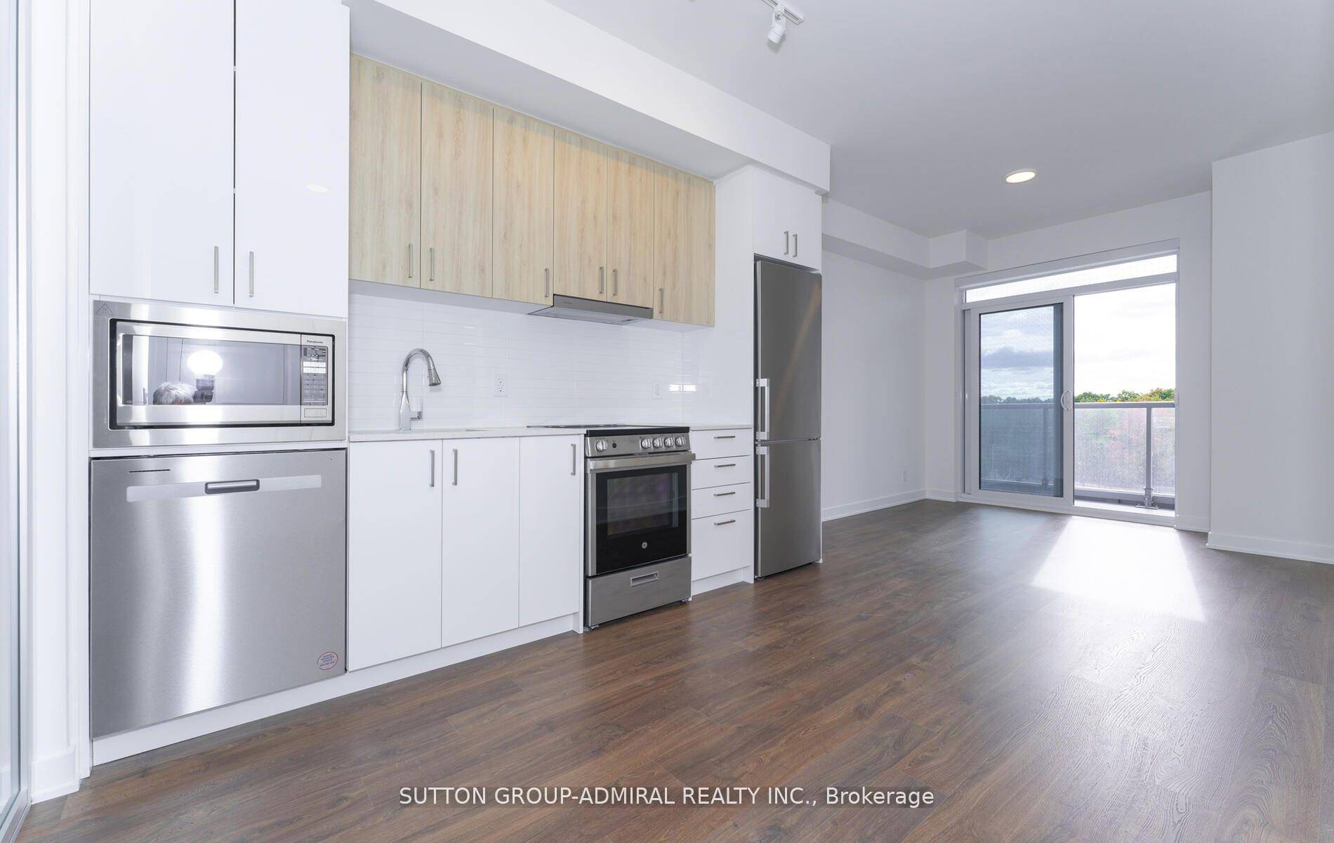 Luxurious Thornhill Promenade Park Towers 1 Year NEW 1 BEDROOM DEN unit.