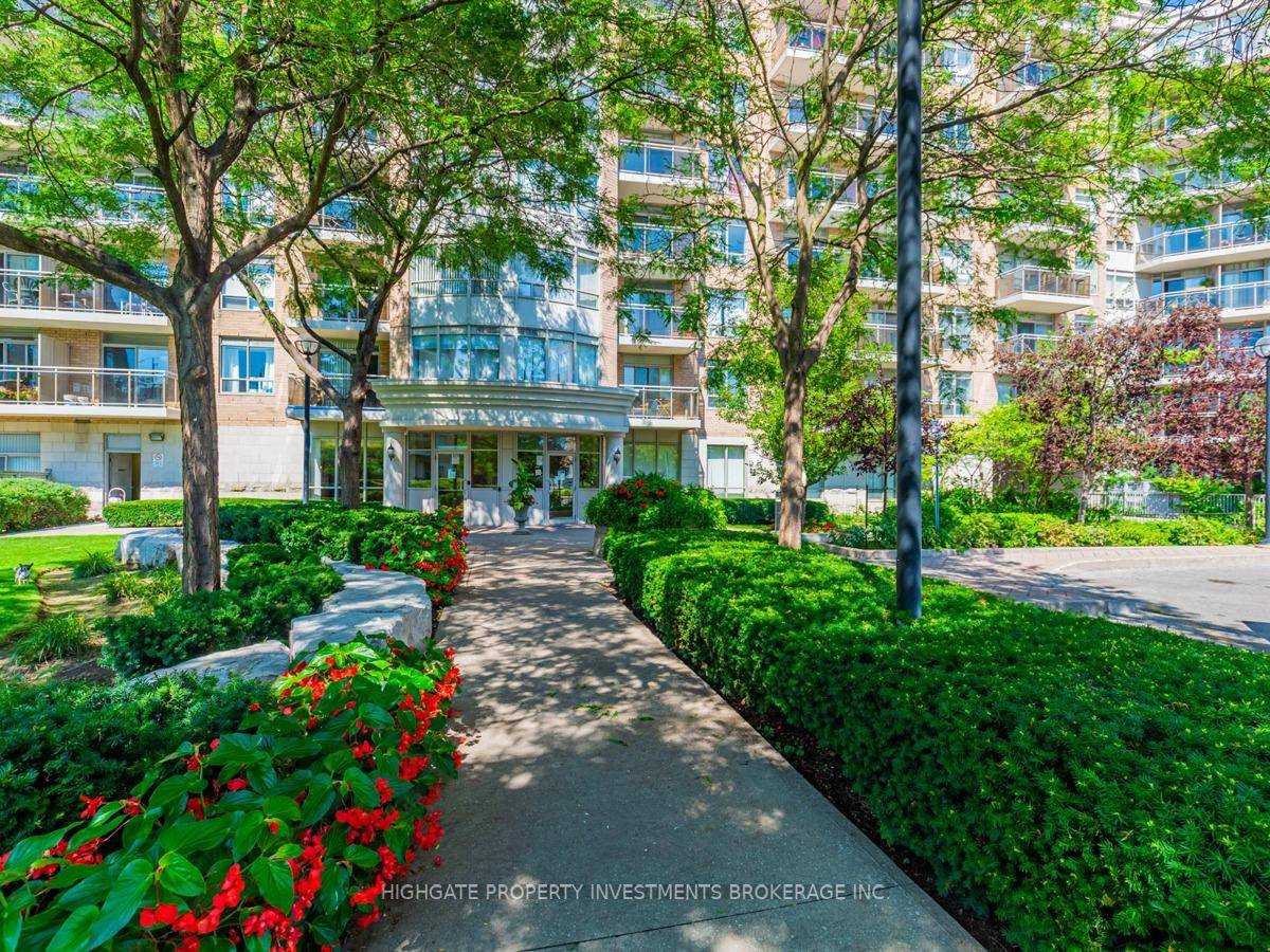 Sparkling Clean And Spacious 850 Sf Balcony With The Amazing South View That Includes The Cn Tower !