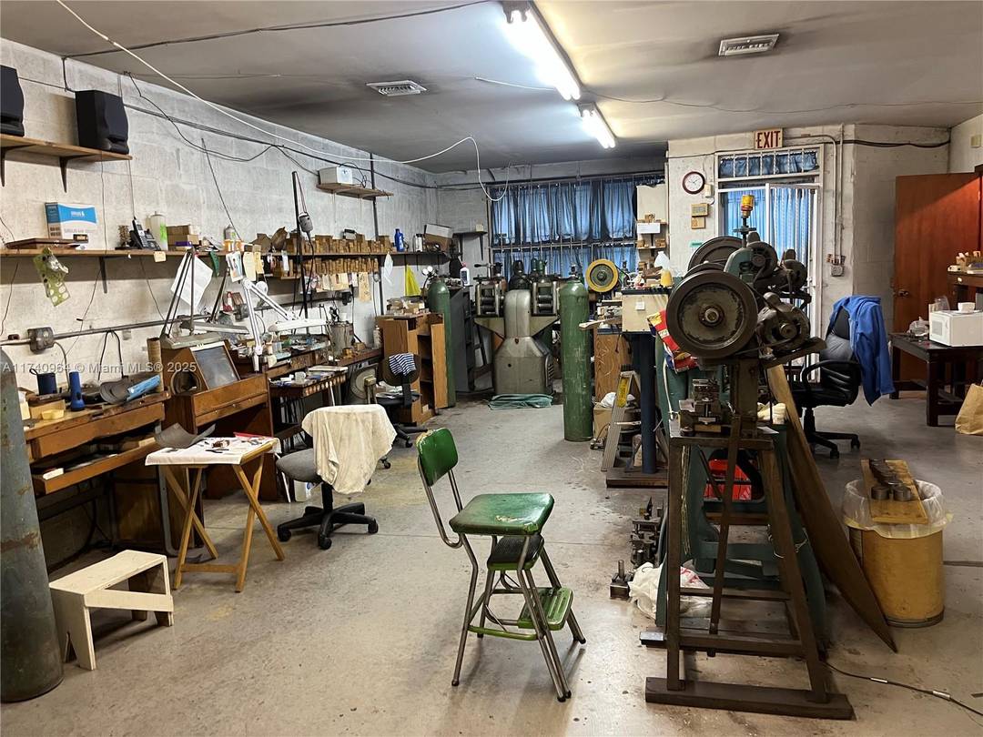 Rarely available warehouse centrally located near Bird Road and the Palmetto.