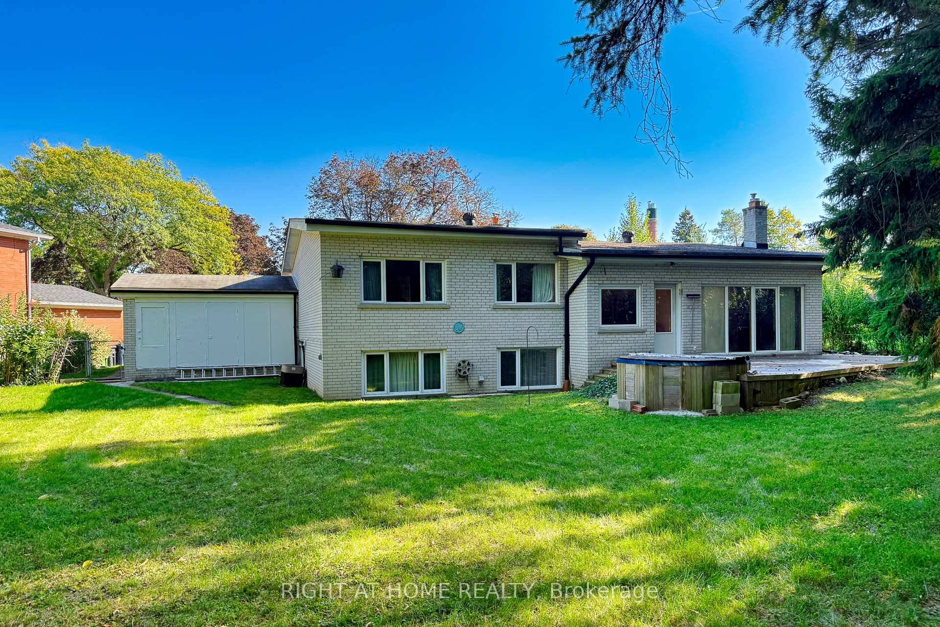 A stunning detached luxury bungalow on a lovely quiet child safe, neighbour friendly Cul De Sac.