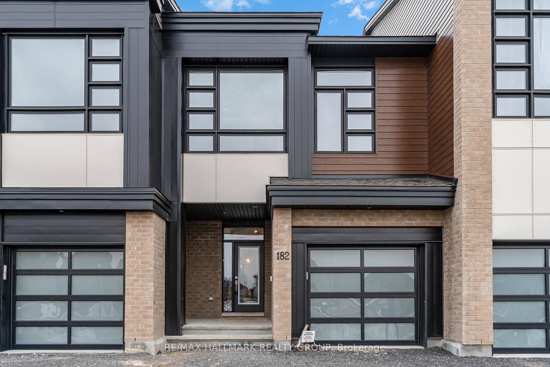 Welcome to 182 Hawkeswood Drive !