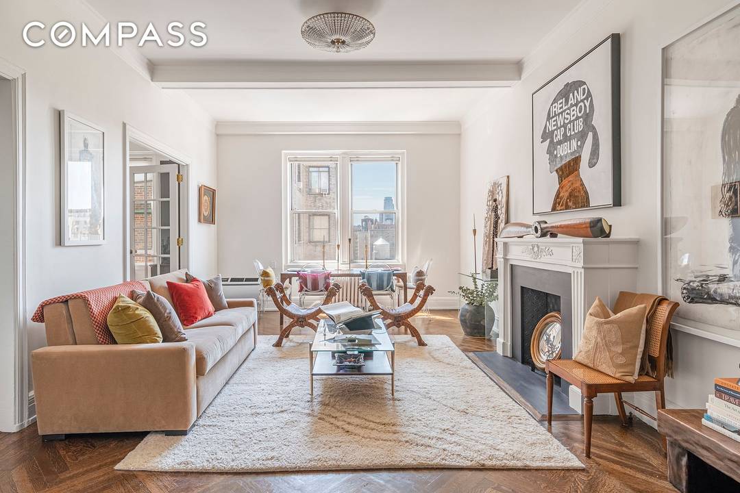 Perched high on the 11th floor of an intimate, prewar cooperative with just three residences per landing, this extraordinary home on coveted West 86th Street captures sweeping, unobstructed views and ...