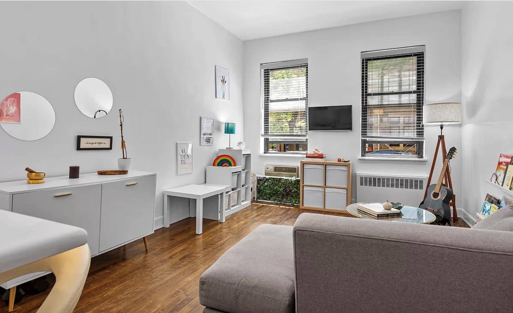 Move right into this beautifully renovated 1bd 1ba in the heart of the Upper East Side.