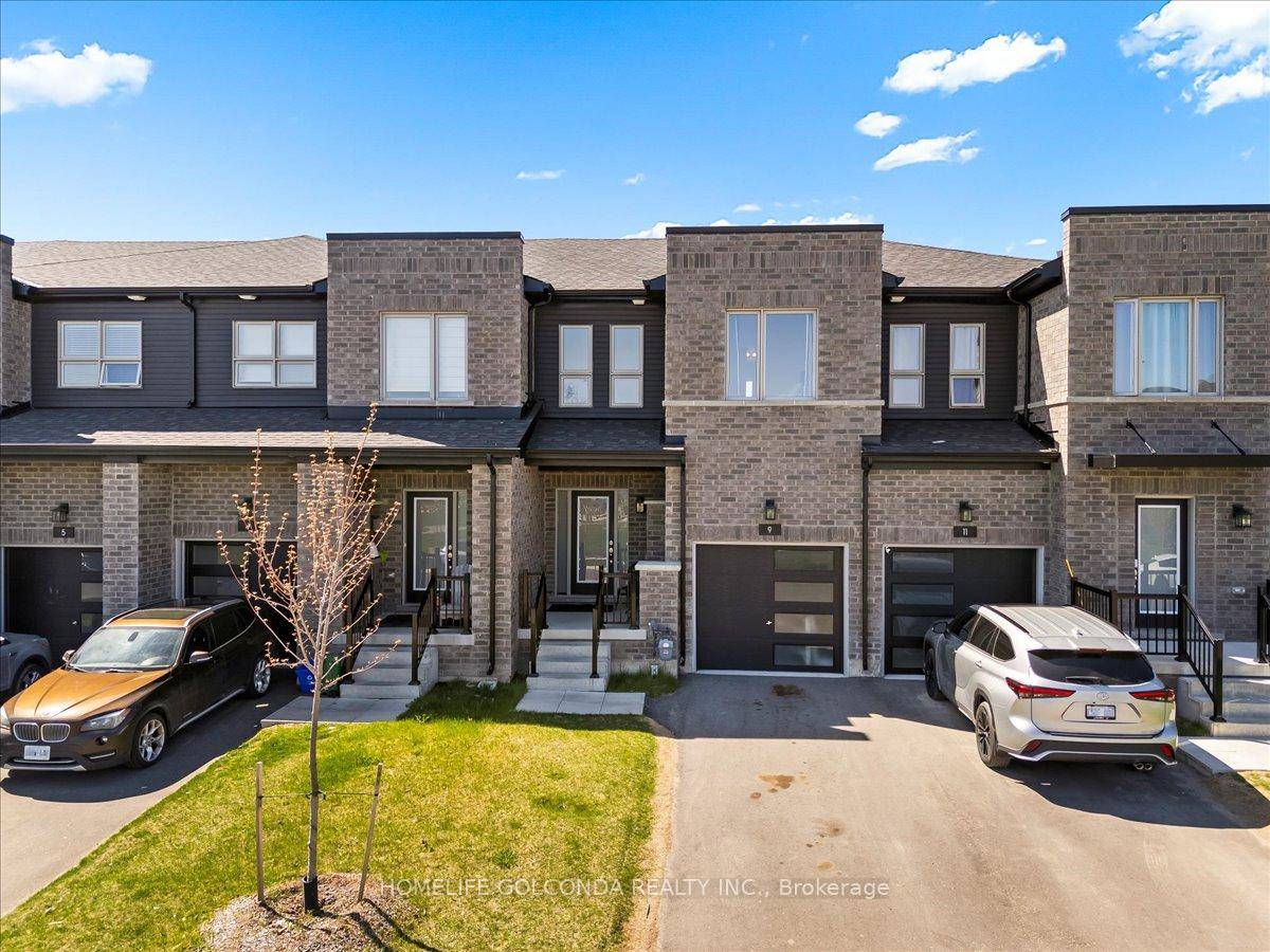 3 1 brdms., 3 1 bathrooms, modern freehold town house with finished basement in well demand Painswick South area on a family friendly street is move in ready.