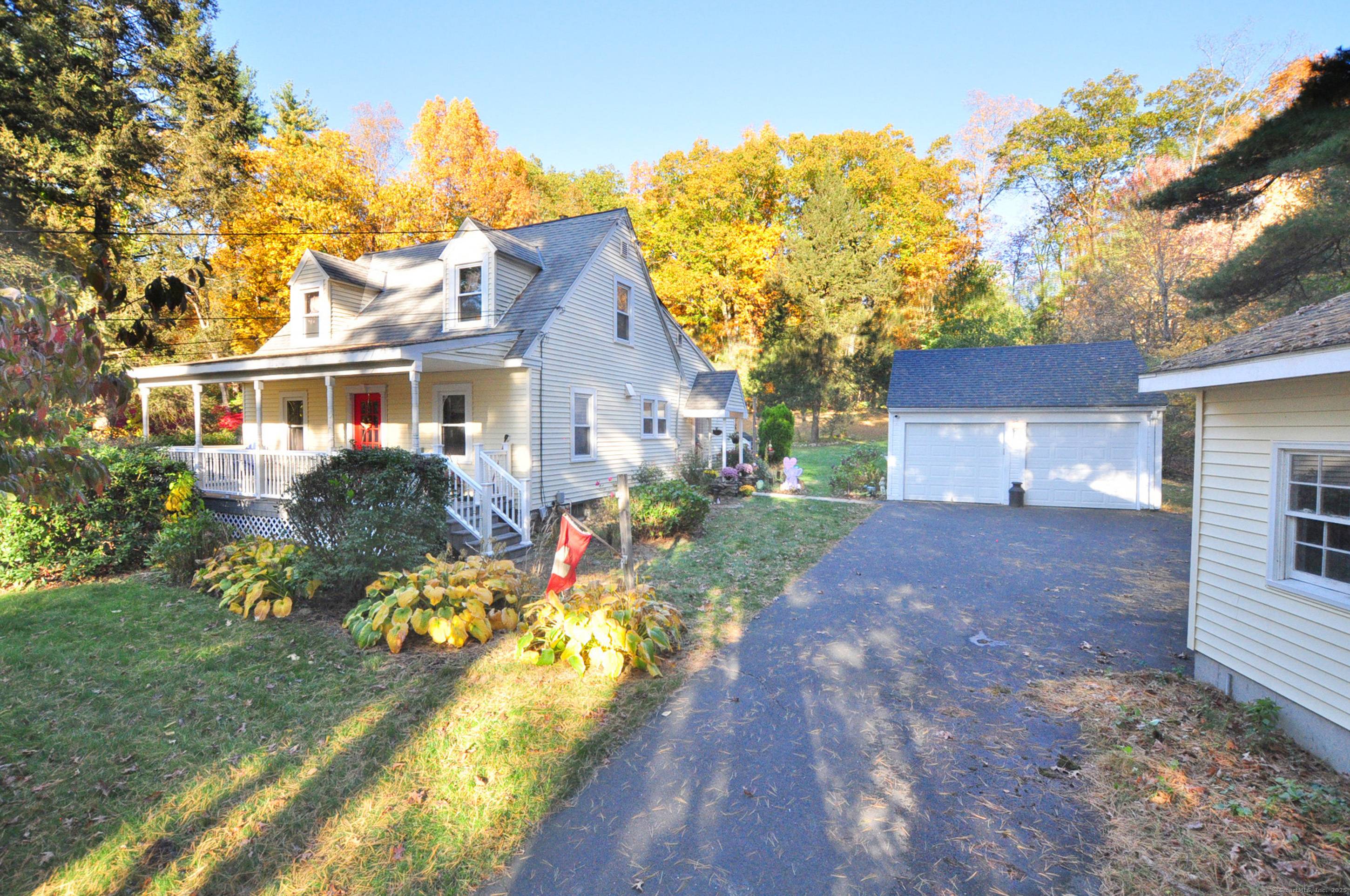 Welcome to 54 Secret Lake Road, a Cape located close to the beach.