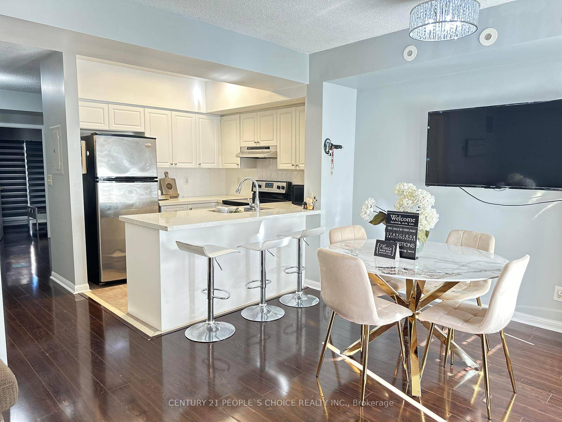 Welcome to this Beautiful 2 1 Bedroom Townhouse in a quiet neighbourhood of Harmony Village.